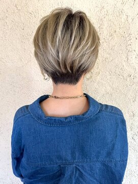 プリモ ココ 鍋島店(Primo coco.) ハイトーン ダブルカラー ショートボブ ホワイトベージュ 美髪