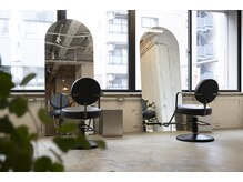 スタジオ ユー 浅草(studio U)の雰囲気（自然光の入る大きな鏡のセット面）