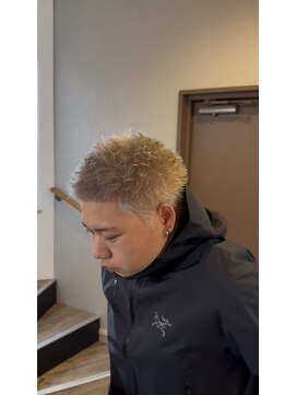 ニコ ヘアリラクゼーション(Nico hair relaxation) 短髪ハイトーンベージュカラーアップバング刈り上げツーブロック