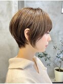 横浜西口白髪染めショートヘアタッセルボブミルクティーベージュ