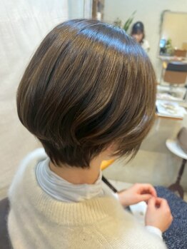 「グレーカラー」や「白髪ぼかし」でもっと自由に自分らしさを表現して毎日を楽しく♪スタイリングも簡単◎