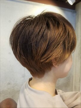 ヘアサロン レゴリス(hair salon REGOLITH) 『 インナーカラー×丸みショート 』女性らしいシルエット♪