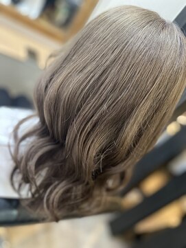 ラビス クローバー(Lovis clover) アッシュグレージュ　モテ髪　セクションカラー　外はねボブ