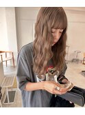 ゆるふわウェーブロングヘア透明感ベージュ艶カラー20代30代40代