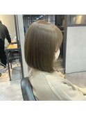 透明感オリーブ×前下がりボブ