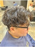 センターパート波巻きパーマツーブロック刈り上げメンズパーマ