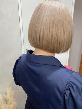 イルウィ(irwi) 【ブリーチ】ホワイトブロンドカラー ミニボブ