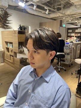 ウノプリールヴァモス(unopulir Vamos) 襟足ありセンターパートメンズツーブロック