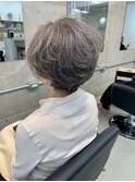 白髪を活かしたグレイヘアー