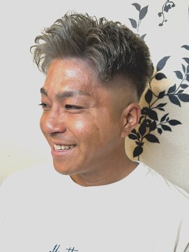 フラワー ナガハマ(Flower Nagahama) スキンフェード×シルバーカラー