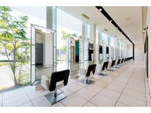 バディ ヘア フレス(BUDDY HAIR FRAIS)の雰囲気（白を基調とした奥行きのある店内で明るい雰囲気です☆）