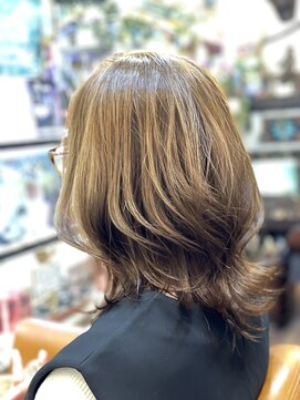 マーメイドヘアー(MERMAID HAIR) 柔らかベージュカラー外ハネスタイル