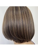 白髪ぼかしで創る、自然で気品ある髪色