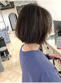 厚みあるレイヤーボブで上品な大人ヘア長め前髪ナチュラル仕上げ