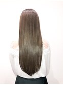 光に透ける艶髪ロング