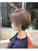 大人可愛い小顔ワンサイドショートボブ丸み前下がり