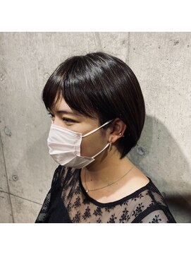 ルート(root) 耳掛けもかわいいマッシュショート