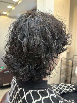 ハムエッグ バイ オーケークラブ(hum. egg by OKCLUB) ウルフ風パーマスタイル