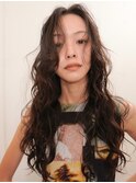 黒髪カーリロングニュアンスレイヤーヘアカット