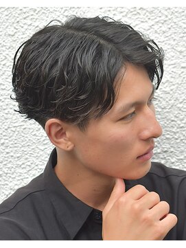 フリーク バーバーショップ 都島店(FREAK BARBER SHOP) 黒髪ツーブロックセンターパートフェザーパーマ