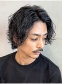 渋谷波巻きツイストパーマメンズカットセンターパートウルフヘア