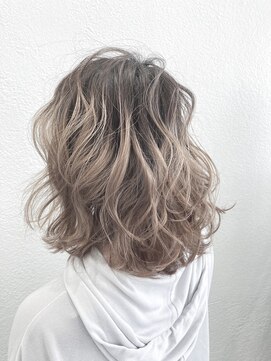 ミザルー(Misirlou) プラチナベージュでグラデーション