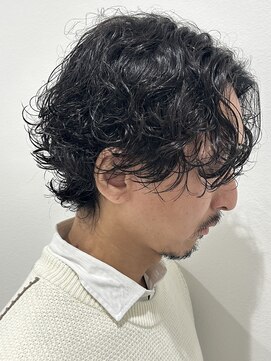 ヒュイル バイ ニアウ(Hwyl by Niau) メンズマッシュセンターパートスパイラルパーマニュアンスパーマ