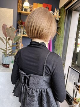 リノショアーズ 日本大通り店(RINOSHORES) ショートボブミルクティーベージュ20代