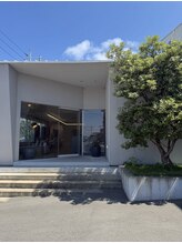 駐車場７台完備☆宮地嶽神社第1駐車場に入って正面の白い建物です♪1Fヘアサロン／２Fアイメニュー
