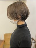 アッシュグレーで柔らかさを☆丸み大人ショートボブ