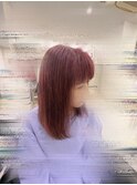 顔周りにレイヤーロブ×ピンクカラー