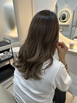 シダ(sida SAIIN) 【sida 池村】20代30代40代白髪ぼかしハイライトセミロング