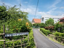 『LOHAS SALON』の看板が目印！