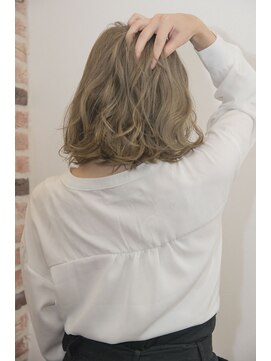 ジウ 上通り(JIU) 無造作ウェーブ_ダメージレスブリーチ_イルミナペールグレージュ