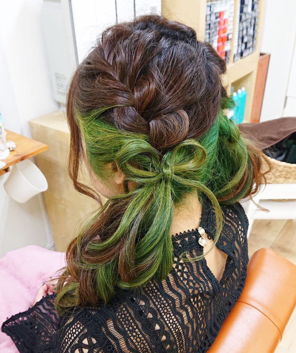 インナーカラー×編み込み紐リボンヘア：L060889805｜ヘアアンドメイク