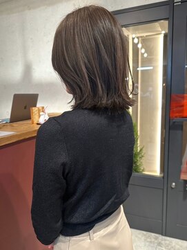 アトリエ(atelier.) オリーブグレージュ　ミディアムレイヤー　エアリー　くびれ