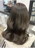 オフィスや学校で浮かないオリーブグレージュ