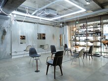 ヘアをクリエイションするスペースは、まるでシルバーファクトリー