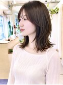 ミディアムレイヤーグレージュ30代40代顔周りレイヤー丸顔面長