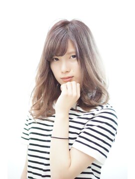 ピースヘアー(PEACE HAIR) ラフウェーブと強いまなざし