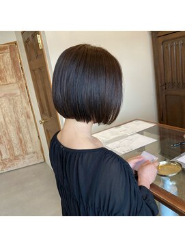 バショ(ba sho) 首元が綺麗に見えるコンパクトボブ ぶつ切りボブ