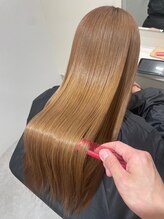 ダメージによる髪のクセやうねりを改善し、まとまりやすい髪へ