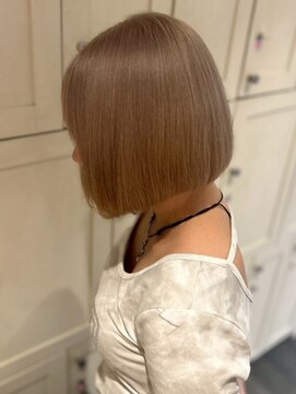 ベレーザ 渋谷(BELEZA) 15558ブリーチ＆ダブルカラーホワイトブロンドタンバルモリボブ