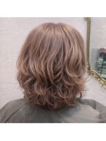 フッタ(Futta)&nbsp;ウェーブスタイル×ピンクベージュ【西武新宿駅】【駅近】