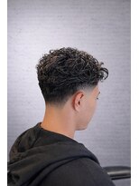 ワンワンオー バーバーショップ 長浜店(@110 BARBER SHOP)&nbsp;ローフェード×ラルフカールで作る、大人の無骨な色気ヘア