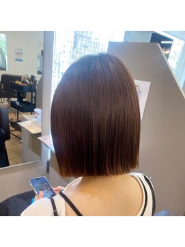 ジエクト ヴィシア(The Ect VIXIA) 切りっぱなしボブ×縮毛矯正×オリーブベージュ×ミニボブ