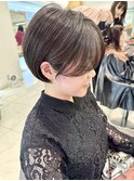 センターパートの刈り上げショートボブ
