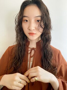 ディー(DEE) ロング × くせ毛をいかしたスパイラルパーマ