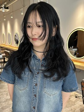 フェブミエル(fev miel) ブルーブラック／パーマ風巻き髪