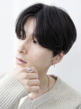 お客様一人ひとりの骨格を考慮したカットで、ノーセットでもキマるほどのセンターパートに＊[メンズカット]